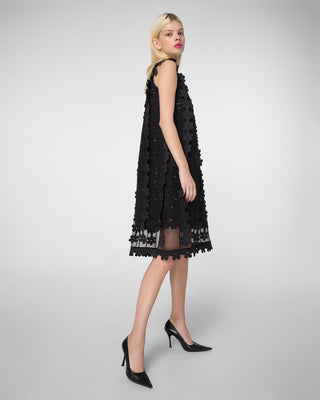 Sleeveless double layered dress with floral appliques