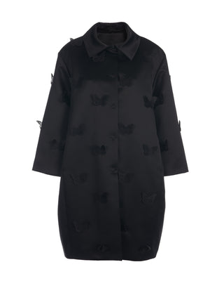 Оверсайз пальто з атласу з аплікаціями-метеликами.